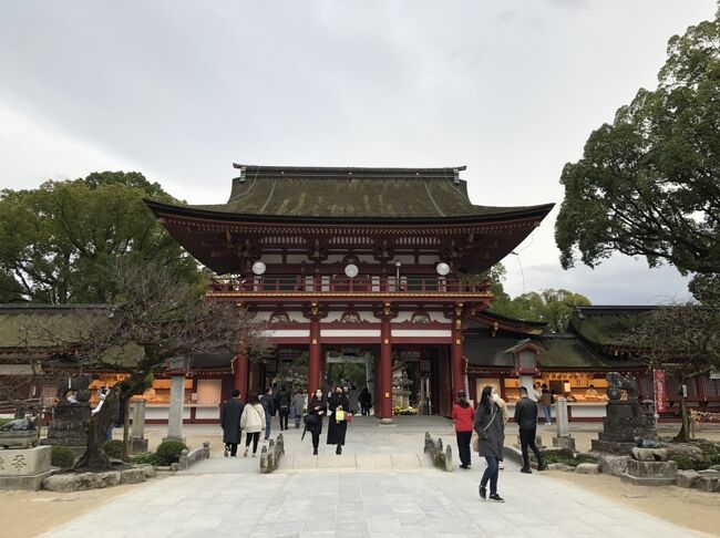福岡に滞在したので、大宰府天満宮に参拝してきました。<br />まだ参拝客は少ないと思いますが<br />参道のお店は営業していてほっとしました。<br />あまり時間はとれませんでしたが、行けてよかったです。<br /><br /><br />2012‐12<br /><br /><br /><br />