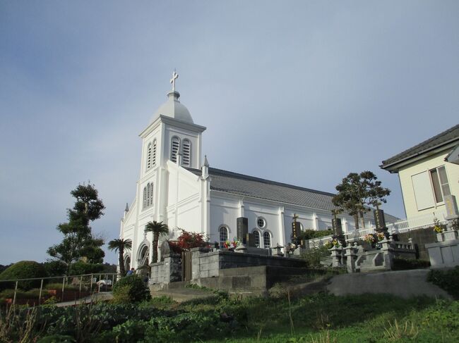 11月の飛び石連休、3泊4日の熊本旅行に行ってきました。<br />最近は、近場の温泉などへマイカーで１泊2日のミニ湯治に行くことが多かったので、久しぶりの遠出＆飛行機搭乗。<br />既に羽田空港でわくわくしちゃいました。<br /><br />人出は随分戻ってきていて、羽田空港のカードラウンジでは順番待ちをする人たちの姿もあり、私たちが乗った阿蘇熊本空港行の機内はほぼ満席でした。<br /><br />今回はJALのダイナミックパッケージ（往復の飛行機に、最低１泊の宿泊をつけるプラン）を利用。<br />1泊目と2泊目は天草の下島の下田温泉と上島の松島温泉の宿を直接予約し、最終日の阿蘇の宿をパッケージに含めました。<br />①かけ流し温泉であること、②小さい（部屋数の少ない）旅館であることを決め手に選んだ天草の２つの宿は、どちらも食事が美味しく、いごごちが良く「当たり」でした。<br /><br />しかしながら、両宿とも外観工事中で「紗」がかけられていたのには驚きました。<br />偶然っておもしろいねぇ。