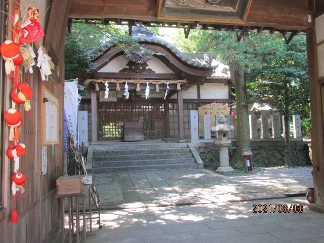 和歌山県海南市にある藤白神社。知られているようでいて、意外と知られていない事実。全国鈴木家の総本家がここ藤白神社であるということ。鈴木さん自身が案外知っていない。苗字の中で鈴木が一番多いのかどうかは知らないが、田中、佐藤等と並んで、全国１－２を争うだろう。その全国有数の家名鈴木家は、すべてこの神社を発祥とする。全国津々浦々に散在する鈴木家もそのルーツを辿って行けば、必ずやこの神社に辿り着く。もし途中で別の方向に進んで行ったとすれば、その鈴木家はモグリだ。<br /><br />今回の紀の国訪問でこの神社を選んだのは幾つかの理由があった。その一つは、今回の旅行直前に隣家の鈴木さんが９１歳で亡くなったことであり、その鈴木家のルーツ、この藤白神社に参拝し、御霊を弔うことだった。それとわが敬愛すべき推理小説家の内田康夫が３年程前、新作「熊野古道」を新聞連載でスタートした直後、これも又８４歳で急死したことであり、彼は当然連載直前にこの神社を訪問したであろうし、彼がここへ来て何を思い、如何に今後の展開を構想したのだろうか、境内に立ち、そのイメージを感じ取りたかった。<br /><br />自分が知る限り、内田康夫が新聞連載と言う形で新作を発表したのは、これが初めてではなかったかと思う。彼は今まで新聞や週刊誌等の連載物はなかった。それは毎年ノーベル文学賞候補にあがる村上春樹と同様だ。何が彼を連載作家にさせたのか、死んだ今となっては聞きただすことも出来ない。４０年程前に新田次郎が「サウダーデ」を連載中に急死した状況と似ている。<br /><br />更に付け加えるとすれば、戦前の知の巨人、粘菌学者の南方熊楠がこの神社の氏子であり、彼の名前熊楠はこの神社に生えている巨木、熊野の楠の木から取られたものであり、この神社との縁が深いものだった。不思議な因縁の深い神社である。<br /><br />住宅地からやや上り坂になって鳥居に向かう道は、１０００年前の熊野古道そのままだ。境内に入り、左手に社務所があり、その社務所の長屋門を入った先に社がある。社務所も社も無人だ。お巫女さんも居ないし、宮司もいない。無人の神社ではない筈だが、このコロナ禍で参詣する人も僅少になり、鈴木家の自宅で休んでいるのかも知れない。神社は普通の規模の神社で、広大でもなく華美でもなく、高台の中腹に静かに佇んでいた。ただ一つだけ目を惹くものがあり、それは鈴木姓に纏わる展示、案内、広告等である。鈴木イチロー、鈴木元総理、Suzuki自動車、鈴木元NHKアナウンサー、等々鈴木と名の付く全国有名人が、この神社に参詣してきている。何年か置きには全国鈴木さんが集まって、「大鈴木会」が開催されているようだ。鈴木さんは皆一族郎党。今はすごい大河になっている。