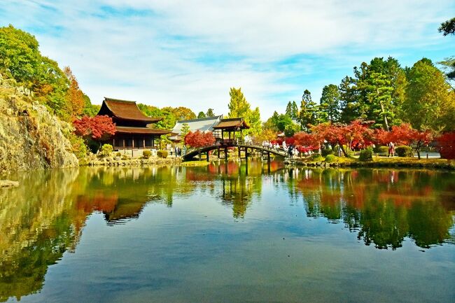 虎渓山永保寺の秋彩紅葉<br /><br />心地よい秋の空気を吸いながら，山を歩いたり，身体を動かしたり。<br />山々の景色も色づいて来たこの季節に，今年も紅葉を追いかけて、<br />今年の紅葉は色づきが鮮やかさは、どうでしょうか。<br />飛騨・美濃紅葉33選にも選ばれた紅葉/虎渓山 永保寺<br /><br />永保寺の名勝庭園にある臥竜池に架かる橋「無際橋」へ<br />臥龍池と土岐川の間にある池の周りの紅葉も見事だと想い。<br />土岐川畔の丘陵から多治見市を見渡す永保寺を訪ねてみました。<br /><br />虎渓山 永保寺（こけいざん えいほうじ）は、<br />臨済宗南禅寺派の古刹（こさつ）。<br />多治見市中心部北側の丘の上、<br />土岐川の流れに洗われるようにしてたたずむ。<br /><br />虎渓山<br />中国廬山（ろざん）の渓谷美と<br />似ていることから山号が名付けられたという。<br /><br />鎌倉時代に創建、夢窓国師を開祖としている。<br />南北朝時代に建立された<br />国宝開山堂、観音堂が有名だが、<br />ほかにも国重文の「千手観音図」、<br />県重文の「聖観音坐像」など、<br />文化財を多数有する。<br />国の名勝にも指定されており、<br /><br />２００３（平成１５）年９月に<br />本堂と庫裏が焼失する火災が発生したが、<br />庫裏の再建。拝観無料<br /><br />2021　紅葉を訪ねて　<br />　（1）古今伝授の里フィールドミュージアムの初黄葉<br />　　　　　https://4travel.jp/travelogue/11720702<br />　（2）秋の絶景・郡上八幡城紅葉<br />　　　　　https://4travel.jp/travelogue/11722465<br />　（3）見頃の紅葉「慈恩禅寺」の奥庭「荎草園」<br />　　　　　https://4travel.jp/travelogue/11722842<br />　（4）大智寺の無相の庭&amp;真長寺の石庭（前）<br />　　　　　https://4travel.jp/travelogue/11723551<br />　（5）各務原の紅葉（法福寺.自然の遺作の森そして、各務原公園)<br />　　　　　https://4travel.jp/travelogue/11724294<br />　（6）飛騨・美濃紅葉33選にも選ばれた紅葉/虎渓山 永保寺<br />　　　　　https://4travel.jp/travelogue/11724789<br />　（7）名古屋の奥座敷とも言われる応夢山定光寺の紅葉<br />　　　　　https://4travel.jp/travelogue/11725016<br />　（8）東海一の紅葉の名所～足助町・香嵐渓<br />　　　　　https://4travel.jp/travelogue/11726231<br />　（9）四季桜と紅葉のコラボ ・川見四季桜の里<br />　　　　　https://4travel.jp/travelogue/11726865<br />　（10）美濃市須原にある神社・洲原神社の紅葉<br />　（11）美濃の正倉院・両界山横蔵寺の紅葉<br />　　　　　https://4travel.jp/travelogue/11727350<br />　（12）各務原市民公園「学びの森」のイチョウ並木道?<br />　（13）大智寺の無相の庭&amp;真長寺の石庭（後）<br />　　　　　https://4travel.jp/travelogue/11727679<br />　（14）近江の隠れた紅葉名所胡宮神社&amp;紅葉公園<br />　（15）湖東三山の初冬の黄葉落葉の釈迦山百済寺<br />　　　　　https://4travel.jp/travelogue/11728032<br />　（16）石の寺　教林坊の紅葉と庭園<br />　　　　　https://4travel.jp/travelogue/11728936