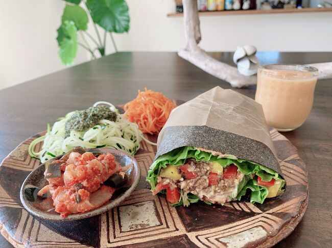 2021年11月21日(日)<br />朝食:ビュッフェ<br />昼食:Hello Healthy Life Okinawa<br />田中果実店のマンゴージュース<br />夕食:ファインダイニング