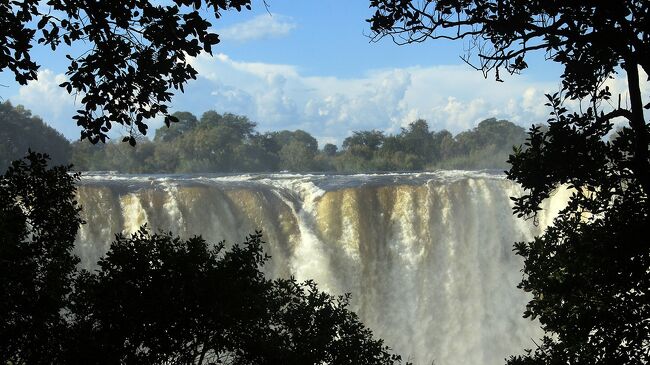 2018年10月スタート　世界一周　アフリカ大陸編<br /><br />ビクトリアフォールズ滞在最終日はこの地に来た本来の目的であるビクトリアの滝へ向かいます<br />南米を代表する瀑布イグアスの滝に行くのならアフリカのビクトリアの滝にも行って世界三大瀑布をコンプせねば　と乾季シーズン承知の上で旅先に加えた場所<br />2019年9月1日の乾季シーズン真っ只中のビクトリアの滝の様子まとめデス<br />※ナイヤガラの滝は約30年前に見学済み