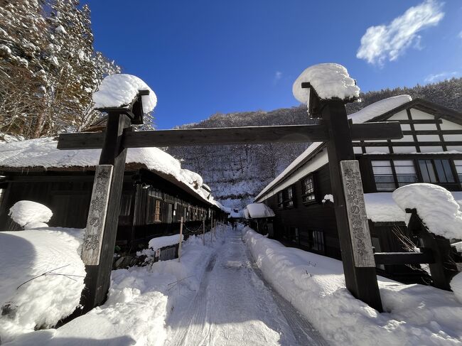 乳頭温泉郷 鶴の湯さんへ。<br />鶴の湯さんは、乳頭温泉郷の中で最も古い歴史を持ち、秋田藩主の湯治場だった由緒ある温泉です。<br /><br />日本秘湯を守る会のHPで運よく本陣の空室が出ていたので一ヶ月前に予約しました。<br /><br />４つの泉質の異なる源泉。<br />地元の山菜や川魚を使ったお料理。<br />みなさんとっても親切で素敵でした。<br /><br />温泉では、頭が空っぽになりました。<br />温泉のコポコポと湧き出る音。<br />川の音。<br />アルコールランプの石油のような香り。<br />暖房のジーという音。<br />囲炉裏の炭のパチパチという音。<br />シンとした静かな世界でリラックス。<br />壁が薄くて隣の会話が丸聞こえはご愛嬌。<br />お互い様だしね。<br /><br />乳頭温泉郷・盛岡　1泊2日旅の乳頭温泉郷編です。<br /><br />---入湯---<br />・妙の湯　　日帰り湯（１日目）<br />・蟹場温泉　日帰り湯（１日目）<br />・鶴の湯　　宿泊　　　　　　　<br />・休暇村　　日帰り湯（２日目）<br />-----------