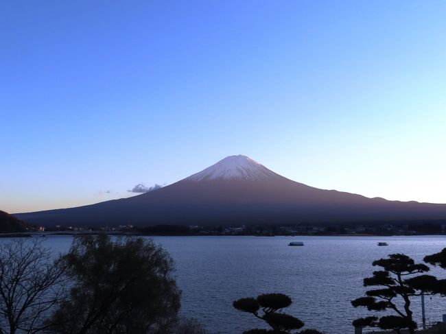 身延山の観光を済ませ、一路、宿を目指します。<br />今宵の宿は私の旅行記では皆さんおなじみの「秀峰閣　湖月」さん。<br />年に一度は来ていたのですが、コロナ禍でなんと約２年半ぶりになってしまいました。<br />湖月倶楽部のポイントも２年で失効。<br />また、貯めればいいさ！<br /><br />それでは、私のイチバンのお気に入りの宿をご紹介しますね♪