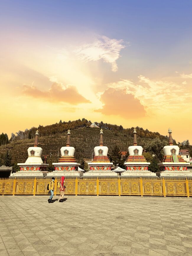 9月から10月にかけて、中国国内のコロナが落ち着いた。国慶節にツアー参加しチベットへ。コンディション不良で乗り込み、高山病に苦しんだが、なかなか見ることのできないチベット仏教の生活や高地の美しいな風景に心を揺さぶられた記録。まずは西寧から列車に乗ってチベットへ。