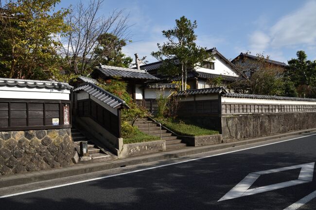 大山周辺で紅葉と雪化粧のダブルが見られるとのニュースで早速出かけてみました。まず通り道の奥津渓でも紅葉の盛りとのことで寄り道をして大山へ行きました。大山で一泊しようかなとも考えましたが米子や境港で美味しいものが食べられるかもとのあさましい考えで米子に一泊、次の日は松江を訪れて帰りました。<br />旅行二日日（11/16）の記録です<br /><br />旅程<br />　11/15（月）　自宅→新名神・中国自動車道→院庄IC→国道179号線→<br />　　　　　　　　奥津渓→482号線→325号線→蒜山高原→<br />　　　　　　　   蒜山ワイナリー→蒜山大山スカイライン→鬼女台→<br />　　　　　　　   鍵掛峠→大山寺→境港（水木しげるロード）→米子<br />　11/16（火）　米子→境港（江島大橋）→431号線→松江城→<br />                        山陰自動車道→米子東IC→蒜山大山スカイライン→<br />　　　　　　　　蒜山IC→中国・新名神自動車道→自宅　　<br />　　　　　　　