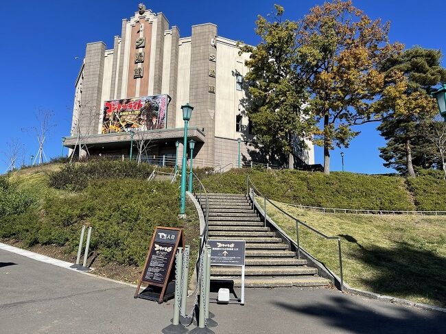 西武園ゆうえんちは半地元ということもあり、子供のころは新聞屋でタダ券をもらってよく行っていたものです。<br />平成以降は全く行っていませんでしたが、5月19日にリニューアルオープンしたこの「ゴジラ・ザ・ライド」にはとっても興味がありました。<br />行こう行こうと思いながらこの時期になってしまいましたがわくわくが止まりませんでした。<br /><br />さあ、西武園ゆうえんちへ<br />かつては「西武遊園地」という駅名だったのに「多摩湖」と駅名が変わっていたのですが、何だろうと思いながら下車、階段を上るとかつてはチケット売りががあったゲートが閉鎖されている。西武園ゆうえんちに行くには山口線に乗り換えなければならないそうだ。８００ｍと書いてあったから歩いてしまったけれどね。<br /><br />チケットを買ってパークイン<br />西武園ゆうえんちでは日本円は使えません。西武園通貨を購入しなければ何も買えません（ごく一部の店ではカードが使用可能）。<br /><br />さあ、ゴジラ・ザ・ライドへ<br />ゲートをくぐり、すぐ左側に夕陽館の入り口があります。坂を上ると一般客と特急券（別料金で並ばずに並べる券）を持っている客と別れます。入り口に到着すると、そこにあるのは昭和30～40年代初期にあったような映画館、中に貼ってあるポスターはどこかで見たようなものばかり。<br />右手の階段で2階に上るとキャストさん（フレンズクルー）から、簡単な説明を受けます。ここから先は撮影禁止です。<br />ディズニーリゾートのように順番を後にしていいから、希望する席にしてもらうことはできません。待っている間に前室からの音が丸聞こえです。<br /><br />前室にて<br />グループ分けされ、足ものと番号が付いている位置で待ちます。壁には窓が投影されているのですが、天井にプロジェクタがぶら下がっているのが丸見え、そこからアトラクションに移動します。<br /><br />ライド<br />1組10人のライドが3つ並んでいます。人数が多いときは3階も使用します。<br />ライドはソアリンと全く一緒、座席の下に荷物を入れ、シートベルトをします。線のところまで背が足りない人はまたのところにもベルトをします。<br /><br />ストーリー（ネタばれ）<br />前室の投影で隕石に乗ってやってきた謎の巨大生物が暴れているという報道が中継されます。映像を見るとキングギドラだということはバレバレｗ　中継を見ていると自衛隊と思われる特殊災害対策部隊（特災隊）の救護班の方がやってきて状況を説明します。また、東京湾にも謎の巨大生物が出現します。<br />隕石に乗ってきた謎の生物が夕陽館も破壊し始めたので特殊装甲車で避難するように促されます。<br />ライドに乗るとソアリンのように浮き上がります。ソアリンとの大きな違いは上の人の足が見えないことです。<br />最初からミストがすごい、特殊装甲車に乗っているという設定のはずなのになんでこんなに濡れるんだ？<br />少し走ると謎の巨大生物の正体はキングギドラだということがわかります。キングギドラに見つかって襲われます。必死に逃げますがキングギドラに捕獲され空高く舞い上がります。そこにやってきたのはラドン、キングギドラはラドンと戦い始めますので、特殊装甲車を放します。パラシュートが付いている特殊装甲車はフラフラと落下<br />ラドンは瞬殺、再度、特殊装甲車を襲い始めます。<br />そこに現れたのは、もう一つの謎の巨大生物、ゴジラです。<br />ゴジラとキングギドラが戦闘を始めますが、勝者はゴジラ、特殊装甲車も地上に降り、さてアトラクション終了と思いきや、キングギドラの首一つが生きていて襲い掛かってきます。あわやというところでゴジラが頭を踏みつぶし、雄たけびを上げたところでアトラクション終了です。<br /><br />感想<br />ディズニーに例えるとソアリンよりスターツアーズに近いかもしれません。アバター・フライト・オブ・パッセージほどの迫力はありません。なんか物足りなさを感じましたね。<br />座席も3つあるライドの両側ではなく、真ん中のライドが一番揺れますし画面も近く感じました。<br />興覚めと言っていいか作りがお粗末、前室でプロジェクタが丸見えなのと、音が外に漏れていること、音は駐車場でも聞こえました。ディズニーの完成度はすごいなと改めて感じた次第です。