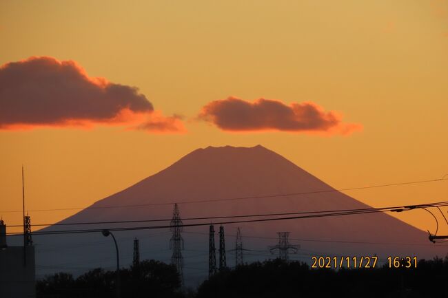 11月27日、午後4時頃よりふじみ野市から夕焼け富士が見られました。　富士山の上に雲が散らばっていました。<br /><br /><br /><br /><br /><br />*写真は見られた夕焼け富士