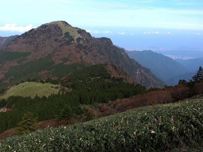 前回、寒風山に登った時ペース配分を間違えかなり消耗してしまい、近くに見えていた笹ヶ峰まで行けなかかったため、リベンジということで笹ヶ峰に登ってきました。せっかくなので、今回は別ルートで行くことにしました。というのは、四国山地は四国を東西に貫いて連なっているので、尾根に上がるために南か北からアクセスすることになるからです。つまり、前回は南からのアプローチだったので、今回は北からのアプローチをしてきました。結果、北と南でかなり様相が異なっていたので、面白かったです。