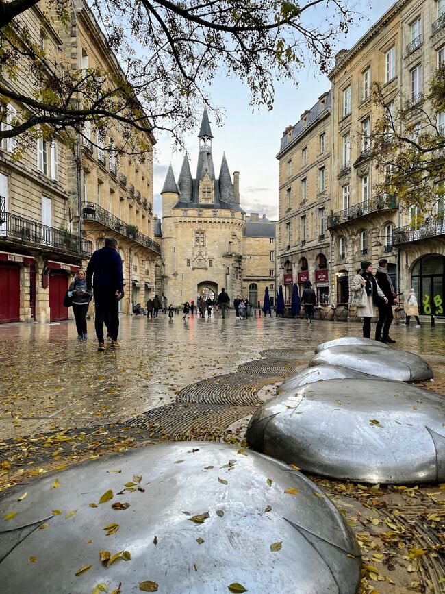 在仏夫婦の旅行記。<br />コロナ禍に入り何度か日本に一時帰国を考えましたが、<br />入国後の自主隔離があることがあることで結局は諦める事になりました(涙)<br /><br />フランスでは21年7月より衛生パスポートなるものを提示しないとレストランやカフェのテラス席ですら食事や小休止が出来ず、本当に不便な世の中になってしまいました。フランス旅行する気分になれません。<br /><br />スペインは衛生パスポートが導入されていないと聞き、2週間ほどスペインに行くことに!何度か仕事で訪れたことはありましたが、プライベートではなく、妻は大昔に行っただけで記憶があいまいだったこともあり二人ともスペインに行きたいモード全開に。<br />自宅から車で気ままに行くことを考え、最終的にスペイン北部を中心とした旅行になりました。走行距離が3000キロ超えとなりましたが、交代で運転してそれほど苦にならず、今回もとても充実した良い旅行になりました。<br /><br />流石に一気にスペインは遠いのでボルドーで一泊しました。<br />ここは以前滞在もしたし、翌日からのサンセバスチャンに備えて泊るだけに選びました。<br /><br />①ボルドー(フランス)泊<br />②サンセバスチャン泊<br />③サンセバスチャン泊<br />④サンセバスチャン泊<br />⑤スアンセス(SUANCES)泊<br />⑥オリテ(OLITE)泊<br />⑦バルセロナ泊<br />⑧バルセロナ泊<br />⑨バルセロナ泊<br />⑩バルセロナ泊<br />⑪フィゲレス泊<br />⑫カルカッソンヌ(フランス)泊