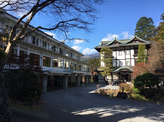 どうやら12月中旬位で日本が沈没しちゃうみたいなので、その前に急ぎ色んな所周っておこうと思い、これまで行った事無かった日光を訪れてみました。<br /><br />基本関東出身者は、大体が小学生時代に遠足やら修学旅行やらで日光を訪れているらしいのですが、私はその頃は北海道札幌に在住だったので、日光を訪れる機会の無いままウン十年暮らしてきた次第です。<br /><br />行くに合わせて、どうせならホテルにもこだわろうと、最近できたリッツカールトンとか、ふふ日光とかの豪華ホテルにでも泊まってみようと思ってはみたものの、どうせ一人だし観光するのは東照宮とかの寺社だけなので、まぁそこまでお金かける事は無いかなと。<br /><br />とはいえ、いつもとは少しは違った気分を味わいたいので、そこまで高くなくても宿泊できた日光金谷ホテルを寝床とする事にしました。<br />そんな感じで2回に分けてお送りする日光編、第一弾はその日光金谷ホテル宿泊記です。<br />せっかく金谷ホテルに泊まったので、以後クラシックホテル巡りしようかと思います。