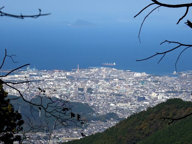 なんか最近は山にしか行ってませんので、またまた山の投稿です。今回は登山というよりハイキングレベルなので、投稿しようかどうしようかと迷ったのですが、ネット上にこのルートの情報が少ないので、情報提供というつもりで投稿することにしました。<br />行ってきたのは新居浜のすぐ南にある辻ヶ峰とそこから黒森山に向けて途中まで行ってきました。新居浜のどこからでも見える山なので、逆に山からは新居浜全体が見えることを期待して登ってきました。<br />