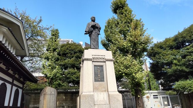 久しぶりに品川へ。<br />まずは高輪口を降りて第一京浜を高輪方面に向かう。<br />プリンスホテルや高層ビル、と言っても新宿のような巨大なビルではなく、どことなくおしゃれなデザインのビルを臨みながら、高輪方面へ散歩する。<br /><br />新駅の高輪ゲートウエイを過ぎると「高輪神社」がある。<br />昨年、泉岳寺周辺に宿泊した際に、この神社の前を通ったが、夜遅かったので参拝できなかったが、この日、初参拝。<br /><br />きれいな神社でゆっくり参拝できる。<br />御朱印を頂いて、泉岳寺に向かう。<br />「泉岳寺」も久しぶりだ。<br /><br />忠臣蔵の主人公・大石内蔵助像が出迎えてくれる。<br />参拝し御朱印を頂く。<br />赤穂義士記念館や四十七士の墓などがある。<br />境内を少し散策して泉岳寺を出た。<br /><br />ゆっくり品川駅まで歩いて、腹ごなしをする。<br />品川駅の港南口に回って、店を探す。<br />昼の1時を過ぎているが、駅前の店は混みあっている。<br /><br />少し店を探して、最初に入ろうとした「圭助」に入った。<br />牛タンの専門店。<br />これは期待できそうだ。<br /><br />昼だけど牛タンだからビールを飲もう。<br />生ビールを注文してランチメニューを見る。<br />牛タン以外もあるが、ここはやっぱり牛タンだ。<br /><br />タンシチューも美味しそうなので、牛タンとハーフタンシチューのセットを注文した。<br /><br />丁度ビールを飲み終えたところで、ランチが出てきた。<br />ビールをお代わりして、牛タンを食べる。<br />牛タンも美味しいがタンシチューも旨い。<br /><br />同じ牛タンとは思えない二種の食感を楽しみながら、ビールを楽しむ。<br />ゆっくりとランチ3を満喫して、海の方でも行ってみようと思ったが、ビールを2杯飲んだので、少し疲れたので戻ろう。<br /><br />駅ビルにある「シティ・ベーカリー」へ。<br />都内でも人気のパン屋で、人気メニューのクロワッサンなどを購入してテイクアウト。<br /><br />これは楽しみだ。<br />久しぶりの品川。<br />ゆっくり散歩して美味しいランチも楽しめた。