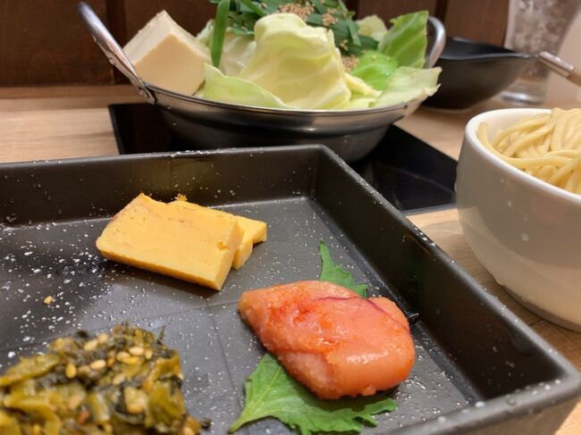 コロナ禍になってからというもの、ただただ仕事と家とスーパーにしか行かない生活。<br /><br />旅行記を拝見しながら自分も行った気分になって疑似体験をしていましたが<br />ここにきて世の中は新規感染者数が激減してきてる。<br />減った理由が分からないといいつつもワクチンも完了してるし<br />ちゃんと消毒してマスクをして大騒ぎが予想されるスペースに近づかなければ<br />そろそろ旅に行ってもいいんじゃないだろうか・・・・(´・_・`)<br /><br />そんな事を漠然と思っていたら凄いタイミングで週末の仕事が金曜日にキャンセルになり突然土日休める事になった!<br /><br />う~~~む。<br /><br />今日予約→明日旅行行く→明後日旅行から帰る<br /><br />さすがに日帰りでもないし急すぎるよなあ・・・<br /><br />・・・でも行き先は前々から次は福岡と思ってた。<br />”念のため” 調べてみると丁度いい時間の往復飛行機に数席の空きがあるんだよなあ。<br /><br />コロナ直前で韓国旅行の予定を立てて結局行けなかったけど<br />その時マイルからコインに変えた分の<br />使っていないANAコインで飛行機とホテルを予約すれば財布が痛くなく支払いできる。<br />家族に一緒に福岡行く?と聞くとみんな予定ありで行けないとの事。<br /><br />ええええええいいいいいい!!!<br />ひとりで行っちゃえ!!!<br />みんな、後は頼んだああああああ!!!!<br /><br />そんな感じで突然飛行機に乗って福岡に泊まりでひとり旅することが決まりまして<br />予定やら支度やらでばったばたでしたが無事に福岡に初旅に行ってまいりました(´▽`)<br /><br /><br />2021年11月27日(土)<br />8:00名古屋発 9:35福岡着 ANA(コードシェアでスターフライヤーの飛行機)<br /><br />2021年11月28日(日)<br />18:55福岡発 20:10名古屋着 ANA(コードシェアでスターフライヤーの飛行機)<br /><br />宿泊ホテル<br />静鉄ホテルプレジオ<br /><br />