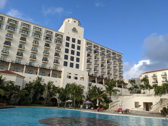 10月後半、タビトモと沖縄へ行きました。<br />２泊３日の滞在で利用した「ホテル日航アリビラ」の様子をお伝えします。<br />水はちょっと冷たいけど、プールやビーチも楽しめましたよ～