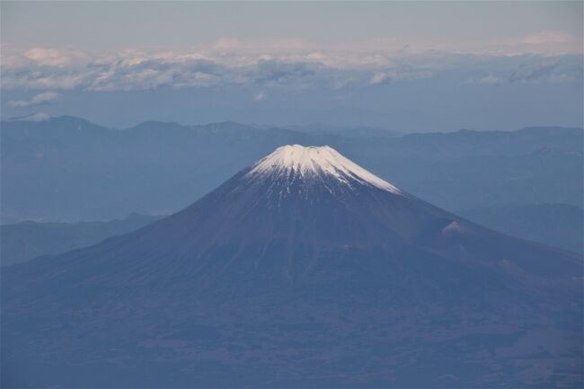 岡山空港からJALの搭乗機に乗るとCanon7Dを持参している私にキャビンアテンダントが「今日は富士山が見えます。期待して下さい。」と声を掛けてくれました。幸い窓際の席だったので静岡上空で素晴らしい富士山を撮影出来ました。