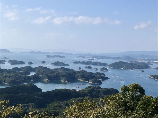 九十九島をパノラマで楽しむ「展海峰コース100分」。この日のガイドは、海軍OBだとおっしゃる方でした。<br /><br />13:20佐世保駅みなと口発→ 米海軍基地前（車窓） → 佐世保重工業東門・赤レンガ倉庫群 ・第４ドック（下車見学） → 展海峰 （下車見学）→ 船越展望所（車窓）→ 九十九島パールシ―リゾート（車窓/途中下車可） → 15:00佐世保駅みなと口着<br /><br /> 