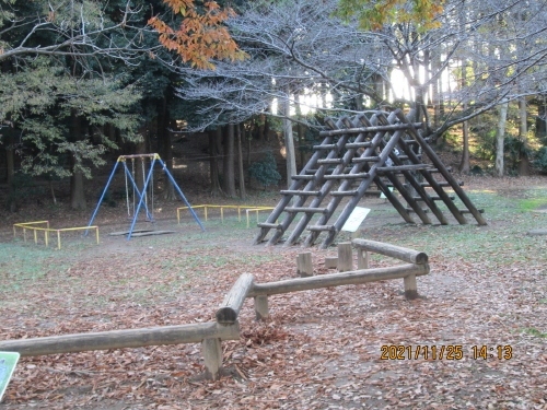 流山市の大きい公園の1つ、 東部近隣公園（やまびこ公園）やまびこ公園という呼び名で親しまれている東部近隣公園は、思いっきり走り回れる芝生広場とアスレチックがあり、小学生でも満足できる公園です。背の高い木々に囲まれていて、虫を捕まえたり森林浴をしたりと自然を満喫できます。公園名：東部近隣公園　所在地：千葉県流山市名都借（なづかり）240、アクセス：JR常磐線「南柏駅」から徒歩約15分　面積：約1.8ha　開園時間：24時間　休園日：なし<br />