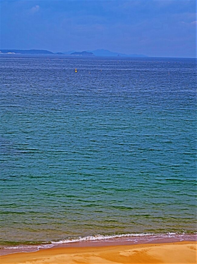 海の中道海浜公園（福岡県福岡市）<br />四季を通して、花や緑が美しい海の中道海浜公園。博多湾と玄界灘の2つの海に囲まれているため、海の景色も楽しめる日本国内でもめずらしい国営公園です。今回は、東西に約6キロメートル、面積約300ヘクタールの広大な公園を、サイクリングで巡ってきました。<br /><br />海の中道海浜公園と言えば、「花の丘」と呼ばれる広大な花畑を思い浮かべる人も多いはず。秋にはピンクのコスモスが広がり、夢のような美しい景色を見せてくれます。<br />動物たちとふれあえる「動物の森」も人気スポット。カピバラやカンガルー、フラミンゴなど約50種の動物たちが暮らしています。<br />https://parkful.net/2018/11/uminonaka-park/　より引用<br /><br />国営海の中道海浜公園　については・・<br />https://uminaka-park.jp/<br /><br />国営公園　については・・<br />https://www.mlit.go.jp/crd/park/shisaku/p_kokuei/nihon/index.html<br /><br /><br />