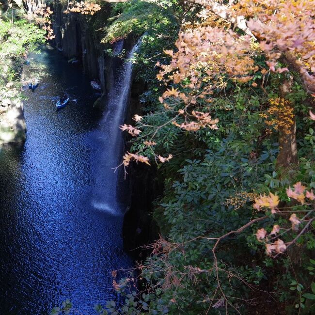 ※写真は高千穂峡、御橋からの真名井の滝<br /><br />トピック<br />菊池渓流で、串焼きのいい匂いにつられ、ふらふらと屋台へ<br />「大阪連れて帰って」「わし、豊中や」とオヤジさん、大阪からきている人には関西弁、地鶏串焼きを食べて帰り際に、ヤマメの串焼きを頂戴しました<br /><br />本日の旅程<br />ホテル（7：40頃発）<br />バス移動<br />草千里ヶ浜　<br />	大草原<br />バス移動<br />高千穂峡　<br />	絶景<br />バス移動<br />天岩戸神社<br />	八百万の神々集合、パワーゲット！<br />バス移動<br />通潤橋<br />	日本最大のアーチ式水道橋<br />バス移動<br />菊池渓谷　<br />	癒しコース30分<br />バス移動<br />小倉（19:46発）<br />	のぞみ76<br />新大阪（21:58着）<br />自宅　（22：30ごろ）