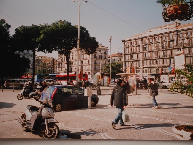 2009年3月、ずっと行ってみたかった南イタリアへ。<br />イタリアそのものが初めて。<br />暮らすようにゆっくり1週間旅したいとの意図から自作の旅程表は作らず、<br />ナポリからポジターノ村へ行く交通機関を事前調べした程度で出発。<br /><br />結果、自力旅の不慣れさから、いつもの失敗の連続。<br />成田や乗継ぎ空港で両替をせずにナポリへ到着。<br />ユーロをほぼ持たない状態で現地到着してしまったことから、<br />最初の3日間は、ほぼ何もできないまま、<br />混沌としたナポリで苦々しく過ごすこととなった（笑）。<br /><br />表紙写真は、最初の3日間、ユーロの持ち合わせが16ユーロしかなく、<br />何もできずホテル～ナポリ駅間をウロウロ散策していた時に撮ったもの。この道、何往復もしたから、自身にとってある意味思い出深かったため表紙写真として採用（笑）。<br /><br /><br /><br />【旅行期間】2009年3月20日（金）～同年3月28日（土）、計9日間。<br /><br />【旅程】<br />1日目（金）：成田空港（初利用）。アリタリア航空、ローマ経由ナポリへ。ローマ空港で大幅遅延。23:15頃、ナポリへ。<br />2日目（土）：　24:15頃、ナポリ空港着。<br />3日目（日）：ナポリ滞在<br />4日目（月）：ナポリ脱出。ポジターノ村泊。<br />5日目（火）：ポジターノ村泊。<br />6日目（水）：ポジターノ村泊。<br />7日目（木）：ポジターノ村からナポリへ。ナポリ駅前泊。<br />8日目（金）：ナポリ空港発、ローマ乗継ぎ成田へ。<br />9日目（土）：羽田乗継ぎ、地元へ。<br /><br />【補足】<br />①どうにも収拾が付かなくなってきた旅の思い出たち。<br />　思い切ってフイルム写真の断捨離を行う事にした。<br />②フィルム写真を1枚ずつデジカメで撮影したものを<br />　掲載しているため画像が粗いです。<br />③自分の備忘録のために旅行記を作成しています。<br /><br /><br />