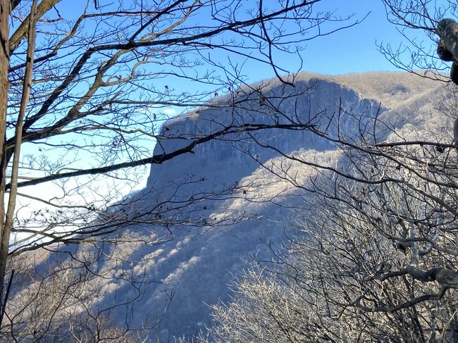ご覧いただきまして、ありがとうございます。<br /><br />今回は首都圏から日帰りでなく、せっかくちょっと遠出ができる。<br />しかし初心者としてはガイドブックに載っているような山で、12月にも行けるというのは限られている。<br /><br />ということで選んだのは日本二百名山の1つ、荒船山！日帰りでも行けますけどね。<br />内山峠登山口から艫岩展望台までの往復4時間（ゆったりめ）をお届けします。