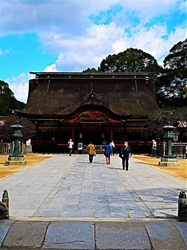 <br />太宰府天満宮は、福岡県太宰府市宰府（さいふ）にある神社。神社本庁の別表神社。神紋は梅紋である。<br />菅原道真（菅公）を祭神として祀る天満宮の一つ（天神様のお膝元）。初詣の際には九州はもとより日本全国から毎年200万人以上、年間にすると850万人以上の参詣者がある。現在、京都の北野天満宮とともに全国天満宮の総本社とされ、また菅公の霊廟として篤く信仰されている。 <br />祭神　菅原道真公　学問の神として広く知られている。<br />江戸初期に黒田氏が国主になってからは、常に社域の整備や社殿の修復・造営がおこなわれて社運は隆盛、九州でも多くの観光客を集める神社となっている。 <br />神社の国家管理を脱した戦後の昭和22年（1947年）に社号を太宰府天満宮に復した。 <br />（フリー百科事典『ウィキペディア（Wikipedia）』より引用）<br /><br />太宰府天満宮　については・・<br />https://www.dazaifutenmangu.or.jp/<br />