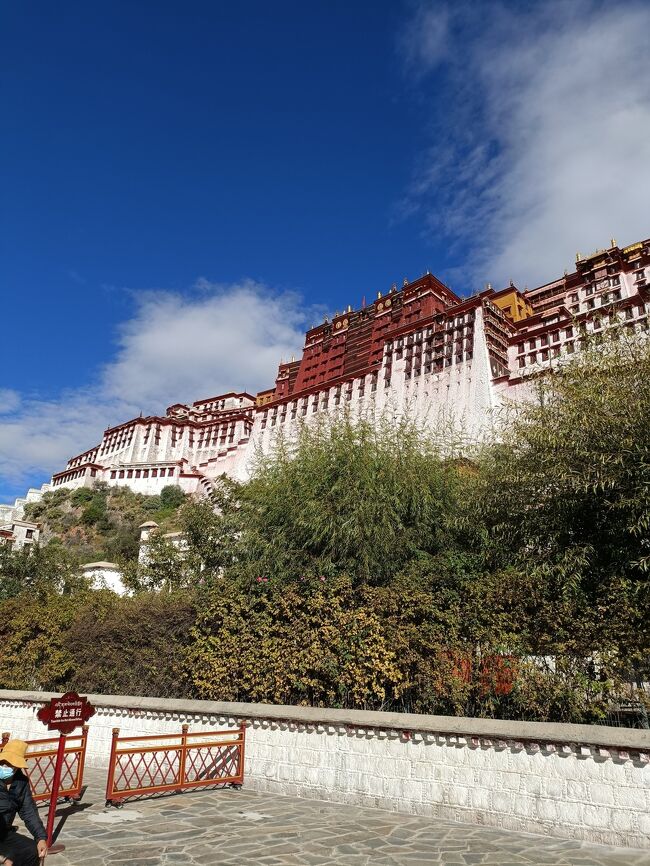 9月から10月にかけて、中国国内のコロナが落ち着いた。国慶節にツアー参加しチベットへ。コンディション不良で乗り込み、高山病に苦しんだが、なかなか見ることのできないチベット仏教の生活や高地の美しいな風景に心を揺さぶられた記録。ついに念願のポタラ宮へ！！