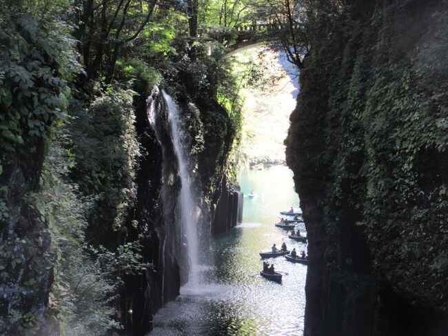 連れと義父母と大分県に行って来ました♪<br /><br />途中、田川市に有るこだわりの塩ラーメンが人気の【しる商人】でランチ。<br />その後大分県に移動し【旅荘 小松別荘】にチェックイン♪<br /><br />広々した離れ２Ｆ建て部屋と半露天でのんびりして、「亀の井別荘」でも修行した若大将が作る料理を食べ就寝…。<br />チェックアウトした後、宮崎県「高千穂峡」を手漕ぎボートで久し振りに観光♪<br /><br />帰り道、熊本県で何も調べず【だいこんや】で寄り道ランチの後、帰路へ…。<br />