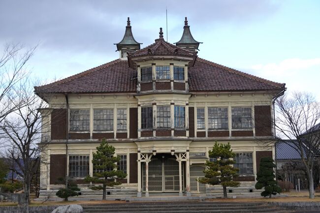 ２０２１年最後のお出かけは福島県旧亀岡家住宅。<br />１２月に入り雪道の心配があるので、長距離ドライブは３月までお休みに<br /><br />旧亀岡家住宅は明治の木造疑洋風建築で、国指定重要文化財になります。<br />外観に魅せられて訪れたので、内部は純和風の書院造ということだけしか知りませんでした。予習をきちんとしていかなかったので、内部の魅力をしっかり撮れていなかったかな。<br /><br />外観がかなり傷んでいて悲壮感が漂っていました。<br />早急な修復が必要なのではと思うけど、重要建築物の衆愚国は時間とお金と修復できる商人さんたちの確保がかなり難しいのかな？<br /><br /><br /><br />