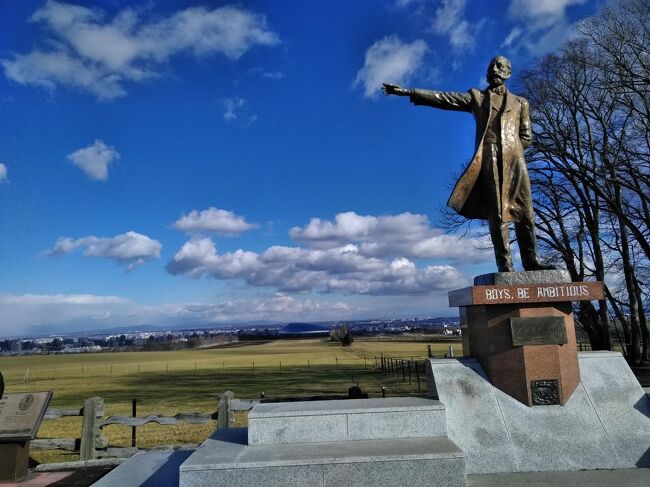 羊ヶ丘展望台に（たぶん初めて）行ってみた。といっても元々はこれが目的ではなく、正月用に供物の入れ替えのため年内に寺参りをしようと思っていた所、当日は朝から天気が良かったので急遽、寺参りに行くことにして、羊ヶ丘展望台訪問は途中の思い付きだった。なお今回もカメラを持参せず全てスマホカメラで枚数も少なく、中身スカスカの「なんちゃって旅行記」です。