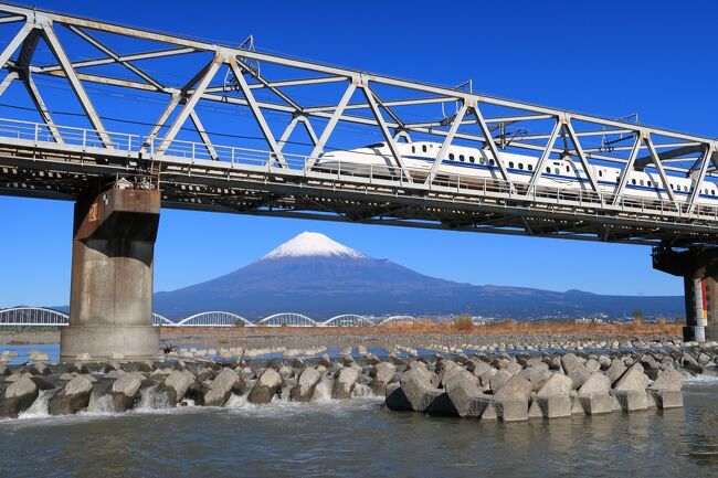 今日は天気が良く富士山が見えるのがわかってたので<br />新幹線と富士山を撮りたくて午前中に富士市へ・・・。<br />天気が良く富士山が綺麗でしたので富士山と新幹線を<br />撮りまくってきました。