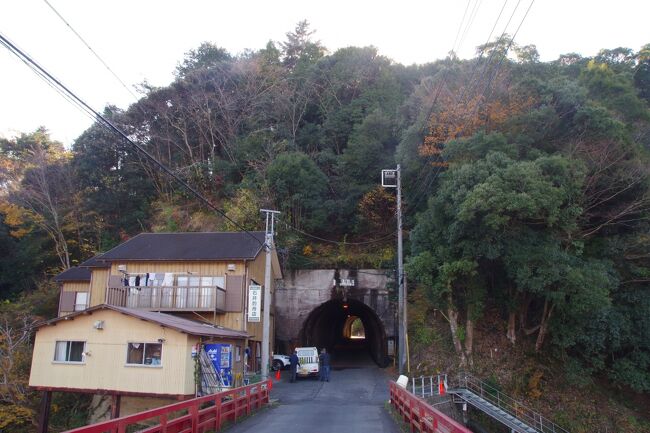 12月４日(土)は、アクアラインのバスを使わず、ＪＲの電車で木更津まで行き、木更津で日東交通バスへ乗り継ぎ、千葉県君津市の宿原のバス停で下車しました。<br />三島神社は鬱蒼としていて、有り難く感じました。三島ダム、工事中でした。<br />房総の丘陵には近代に掘られた川の流路を変えるためのトンネルが何か所も有るそうです。その１つの「開墾場の滝」へ行きたかったのですが、周囲が立入禁止で、近寄れず、残念。<br />丘陵地の「関東ふれあいの道」は意外と危険を感じる険しさ。アップダウンの繰り返しに堪えましたが、たいした見晴らしは有りませんでした。<br />「豊英大滝」は写真を撮れました。豊英ダムは静かに水が流れていました。<br />木更津はロードサイドが賑やかで、駅前は閑散としていました。木更津駅近くでの夕飯、ちょっとイマイチでした。