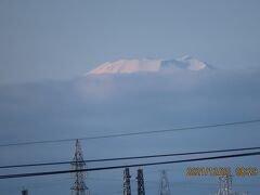 雲の上から覗いている富士山