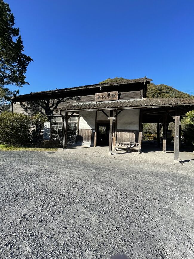 背景、私は今日本のどこかにいます。<br /><br />コロナも落ち着いたので、休暇を取得し九州一周を計画。<br />まず第一の目的に『東京ー博多』を新幹線に乗る事である。<br />今まで広島が限界だったので、「博多まで乗ったらどうなるんだろう?」と。約5時間、長い旅の始まりだ。<br />