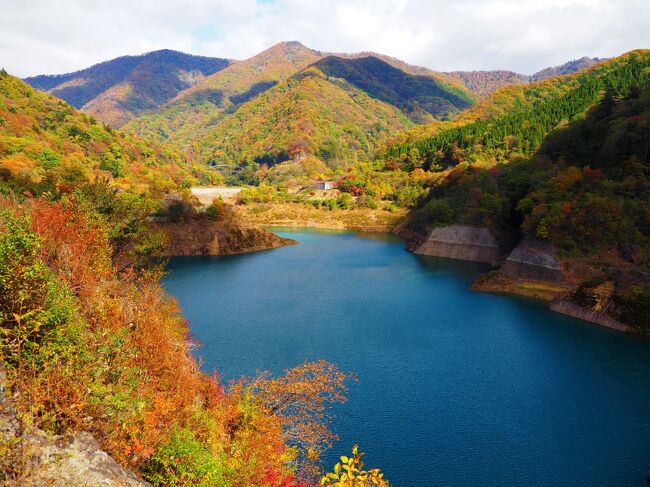 群馬はしょっちゅう行ってても、四万温泉の方って行った事なく<br />四万ブルーというのを見たくて、山が色づき始めの昨年の秋、<br />旦那が休みだった日に付き合わせて、運転も任せて出かけてきました。<br /><br />近い県など日帰りで行ける場所などには、あまり２人で泊まるってことないので、今回も日帰りドライブ旅です<br /><br /><br /><br />