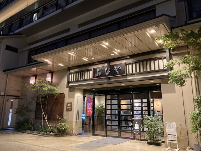2年前にフェリー旅デビューをした際、「オレンジフェリーで唯一まともに訪れたことがない県、愛媛県に行きたい!!」と思っていたのですが、ようやく実現できる時がやってきました♪<br />2年前は、0泊3日、弾丸ツアー参加の一人旅でしたが、今回は友人Mとの女子旅ということで、道後温泉で1泊、船中2泊で時間をフルに使って満喫することができました♪写真が多いのでちょこちょこ綴っていきます。<br /><br /><旅程><br />1日目 大阪南港よりオレンジフェリーで出港<br />2日目 東予港着 松山・道後観光 道後温泉泊<br />3日目 レンタカーで佐田岬ドライブ 東予港より出港<br />4日目 大阪南港着<br /><br />この旅行記は、道後温泉街を散策、夏目漱石も宿泊した旅館、ふなやに滞在した様子です。