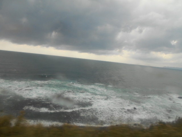 写真は出雲への車窓から見えた日本海の<br />荒ぶる波が打ち寄せる海岸線の風景です。<br />（窓ガラスが海風で運ばれた波雫（しずく）で<br />少し汚れているのがご愛敬です）<br /><br />12月初めは旧暦で10月です。<br />10月は一般的には「神無月」ですが、<br />ここ出雲には全国の神々が<br />一堂に集う「神在（あり）月」となります。<br />この時は八百万の神々で「三密」状態ですが<br />コロナウィルスも畏れ多くて<br />今月は出雲にはやってこないと信じています。<br /><br />＜私たちは何故12月初旬の旅を決意したのかでしょうか？＞<br />日本で2021年７月上旬から9月下旬まで猛威を振るっていた<br />コロナ第５波のコロナ感染者数が11月に入って嘘のように<br />静まってきました（世界中で”これは奇跡だ！”と言っています）。<br />最盛期の8月20日の一日新規感染者数は約26,000件でしたが<br />11月20日の一日新規感染者数は111件と『激減』しています。<br />（なんと最盛期の約1/230です）<br />※因みに11月2０日のアメリカ合衆国の1日新規感染者数は<br />約126,000件で日本の約1,130倍です。<br />アメリカの人口は約3億2000万人で日本の人口約1億2000万人<br />（約2.7倍）と比較しても日本のコロナ感染者数が奇跡的に少ない<br />ことがわかります。<br />日本の人口数で換算すると126,000件×0.4=50,400件となり、<br />500倍の感染者数になります。<br />因みにお隣の韓国の11月20日時点でのコロナ新規感染者数は<br />約3,200人で日本の約30倍です。<br />（12月17日時点の韓国コロナ感染者は7,435人です。）<br />韓国の人口は約5,100万人（日本の半分くらい）ですから日本の<br />人口に換算すると一日の感染者数は6千人を超えて日本の60倍の<br />コロナ旋風が吹いていると言えます。<br /><br />11月末にデルタ株に変わって新たにオミクロン株が登場し、<br />世界中を席巻する懸念が発生しています。<br />日本も12月末からこのオミクロン株によるコロナの第6波が<br />到来することが予想されています。<br />12月16日の香港大医学院発表によると<br />オミクロン株の増殖速度はデルタ株の約７０倍だそうです。<br />（怖い～！）<br />でも重傷者や死者は少ないようでこれが救いです。<br /><br />コロナ旋風が瞬間的に収まっている、<br />「今しかない！今だから行ける！12月初旬の今だ！」と<br />二人で決意して急遽今回の旅行計画を作成しました。<br />旅行計画には、本来の旅行目的以外に大阪のお墓参り、<br />親戚との食事会（4人だけの集まりです）、<br />北九州にある故郷の現状確認と盛りだくさんの内容に<br />なってしまいました。<br />（正味6日間でこれだけの内容を消化できるかなぁ…？）<br /><br />今回の旅のテーマはローカル鉄道線で初冬の出雲の海辺を<br />走り続けることでした。<br />車窓に流れ去る寂しい海岸線を眺めているとアイルランドの<br />アラン諸島で見た海の色に似ているのを思い出しました。<br />アイルランドは妖精たちが住む国です。<br />今回の旅で訪ねた出雲の国も古き神々や妖精たち<br />（日本では「妖怪」と呼ばれていますが）が住んでいます。<br />今度の旅の半空（なかぞら）ではどのような出逢いが待っている<br />のだろう…。<br /><br />10年前、2011年9月に初めて個人旅行で訪れた国が<br />アイルランドでした。<br />「どうしてアイルランドなの？」と聞かれると<br />「小泉八雲（ラフカディオ・ハーン）がダブリンで幼いころ<br />暮らした”The Town House Hotel”に宿泊したかったからです。」<br />というのが大きな理由です。<br />ハーンはケルト人の父親とギリシャ人の母親の血を受け継いで<br />いました。<br />ケルトは妖精の国、ギリシャは古き神々が生きていた国です。<br />ハーンの心の世界ではケルトの妖精とギリシャの神々が混然一体<br />となって彼独自の物語が綴られていたに違いありません。<br />（参考ブログ）<br />還暦夫婦　<br />アイルランド　ケルト文化　ゴールウエイ　<br />妖精の家　アラン諸島（2011/09/20 - 2011/10/01）<br />https://4travel.jp/travelogue/11025903<br /><br />あの時から10年が経過し、再び小泉八雲<br />（ラフカディオ・ハーン）に会うため出雲へ出発しました。<br /><br />後は以下のブログで旅の顛末を報告いたします。<br /><br />（今日のコロナの様子）<br />12月16日発表では<br />コロナ感染は小康状態（例えば：東京30名、千葉3名、大阪14名、<br />沖縄6名）です。<br />２５の県でコロナ感染者数が「０人」です。<br />最近少し増えてきて日本全体で176名（12月16日時点）。<br />全国の死亡者数は1名、重傷者数は27名で増減なし。<br /><br />世界中では７７ヵ国でオミクロン株発生しており<br />既に29万人が感染、一日の死亡者数は7千人となっています。<br /><br />＜旅のスケジュール＞<br />このJR西なびグリーンパスの<br />チケットはシニア世代で一週間前購入、<br />西日本の駅か旅行社のみ発売です。<br />大阪に行くけどその時では間に合わないので<br />個人ツアーにしました。<br />阪急交通社 トラピックス大阪 国内フリープラン<br />松江エクセルホテル東急<br />大阪府発　中国地方　5日間　西なびグリーンパス　<br />切符が自宅に送付された。<br />グリーン車などの指定席は期間中８回まで。<br />ＪＲ西日本全線乗り放題（西なびグリーンパス）<br />松江1泊5日一人39,100円<br /><br />12/01 (水曜日)<br />　06:57空港第２ビルジェットスターGK203便　手荷物7キロまで<br />　成田ターミナルT3　08:40フライト1時間 45分　到着10:25<br />2人12460円　手数料一人630円込み。<br />キャンセルオプション一人1200円含む<br /><br />2021年12月1日<br />からくさホテルグランデ新大阪タワー　￥6,336 ツイン<br />関西空港駅からなんば駅まで南海電鉄（乗車44分）<br />なんばパークス2階でランチ<br />関空ちかトクきっぷ： 1,020 円　関空の券売機のみ、地下鉄と<br />南海電鉄の乗り換えは難波駅のみ　地下鉄は１回乗れる　<br />12月2日(木)<br />松江エクセルホテル東急　松江駅徒歩３分<br />06:00発、新大阪。新幹線みずほ601号・鹿児島中央行 <br />岡山06:50着<br />07:05発	岡山ＪＲ特急やくも1号・出雲市行 <br />鳥取県、米子09:15着09:44発	米子<br />ＪＲ境線・境港行15駅10:25境港着<br />見学　　水木しげるロード<br />11:31	境港ＪＲ境線・米子行15駅12:12着<br />12:19発	米子ＪＲ特急やくも7号出雲市行12:40松江着<br />バスレイクライン7番　他に市バス1番など<br />松江城へ　大手前降りる　小泉八雲館見学。<br />松江城　680円　団体540円武家屋敷310円小泉八雲410円<br />　3館まとめだとで1100円　クレジットカード<br /><br />12 月 3 日 (金)	,山口県長門市　<br />ファミリーロッジ旅籠屋ハタゴヤ　クイーンベッド2台<br /> (7時からパンとドリンクの朝食)計￥9,392　<br />06:23	松江ＪＲ特急スーパーおき1号新山口行<br />06:47出雲市着　歩いて３分で電鉄出雲市7：15発<br />　500円現金のみ。川跡駅　乗り換え7：34出雲大社駅着　<br />10:22出雲大社前　一畑電車大社線・川跡行4駅10:33着<br />10:37発	川跡乗り換え出雲市10:46着徒歩でJR出雲駅<br />バスで正門からJR出雲駅へ30分530円スイカ使用可。<br />旧大社駅へは徒歩15分　見学9時から　修理中で入れず。<br />11:24発出雲市ＪＲ特急スーパーおき3号・指定席、<br />新山口行13:04着乗り換え13:11発	益田JR長門市行　<br />普通席16駅15:02着<br />バス長門市駅15:16発15：34仙崎駅着 の<br />ブルーライン交通の市内循環に乗車した。<br />駅の反対側に回ったり時間が長くかかった。<br />　　サンデンバス　長門市駅15：26発 <br />　　仙崎駅の次はセンザキッチン15：32着<br />　　防長バス　長門市駅15：29発 <br />帰りはセンザキッチンからバス17：11発　<br />仙崎駅17：13長門市駅17：19 着と早かった。<br />駅の手前の岡田病院前で下車　セブンイレブンの裏の<br />ファミリーロッジ旅籠屋ハタゴヤまで徒歩3分<br /><br />2021年12月4日土曜日<br />ホテルクラウンヒルズ小倉 　ツイン　　￥8,624　<br />大浴場、ブッフェ朝食　市税400円別支払い<br /><br />JR長門市7:54発　 普通6駅　美祢8:32着　<br />美祢駅前8：38バス　土日曜時刻で秋芳洞9:04　<br />バス9：07発もあり<br />　　帰り予定、秋芳洞11:58バスで12:24美祢　<br />　　14:09○JR美祢発　　厚狭14:36着　<br />　　15:32発厚狭ＪＲ新幹線こだま851号15：54小倉着<br />実際は秋芳洞からバス1300円位でJR新山口へ。<br />新幹線に間に合うように走って乗車できた。<br />途中駅でのぞみに乗り換えて<br />12月2日に乗り換えで降りた岡山駅へ戻った。一筆書きか。<br />後楽園（8時から入園、シニア140円）<br />東口、1の乗り場　岡山駅　後楽園　<br />藤原団地線をご利用下さい（20　30分間隔運行）<br />岡山発のぞみグリーン席→小倉着<br /><br />2021年12月5日　日曜日 プレミアホテル門司港   <br />ツインルーム　6234円　市税400円追加支払った。<br />　小倉観光後、小倉城から西小倉駅徒歩10分<br />　スイカで入れた。九州は博多までの新幹線のみ<br />グリーンパスが使える。駅員さんに話して清算した。<br />新幹線改札は西なびグリーンパスは自動改札で入れる。<br />小倉発　グリーン指定の一つ前に乗車したので<br />普通席に乗車した　広島着<br />広島城は9時から入場できる　180円シニア料金<br />日曜日（1）13:30、（2）15:00：広島城二の丸　無料<br />歌、演劇、刀のショーで侍公演を行います。<br />広島バス　南改札口を出て100m直進する<br />広島駅南口前バスのりば、Bホーム7・8・9番<br />のりばより合同庁舎前経由のバスで約７分　<br />合同庁舎前バス停で下車、城へ北西へ徒歩約８分<br />帰り　城から７分歩き合同庁舎前バス停　<br />バスで広島駅へ　駅まで3分歩く<br />広島ＪＲ新幹線のぞみ博多行<br />新山口乗り換えＪＲ新幹線こだま851号15：54小倉着<br />ハローキティ新幹線車両は全車両で運転　　<br />2号車は座席までがキティちゃん仕様だった。<br /><br />2021年12月6日　月曜日 <br />ホテルWBFグランデ博多　￥6,314　ブッフェ朝食付<br />門司港など観光して小倉から博多へ新幹線　<br />JR西なびグリーンパス最終日5日目の乗車で自由席<br /><br />2021/12/07 (火) ピーチ航空　MM524便<br />（二人合計）￥15,900　手数料一人600円含む<br />地下鉄で福岡空港へ移動　ｊｒのスイカが使えた。<br />福岡 12:55　東京（成田） 15:00　ピーチ航空MM524便<br />バスで到着口へ結構歩いて出口へ。<br />15:48空港第２ビル(鉄道)京成本線快速・三崎口行<br />3番線 成田15:55着乗り換え16:03発京成成田快速特急・京成上野行<br /><br /><br /><br />