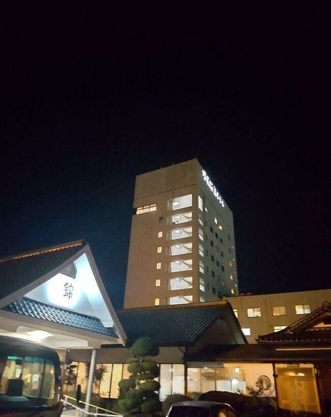  お得感がある栃木県民クーポンを利用して、ここのところ県内の日光,那須,那須塩原での宿泊が続きます。今回も1泊朝食付2名約17000円を11000円(地域限定クーポン4000円分付)での利用です。表紙写真は夕食をいただいた錦鮨からの乃木温泉ホテルの写真です。