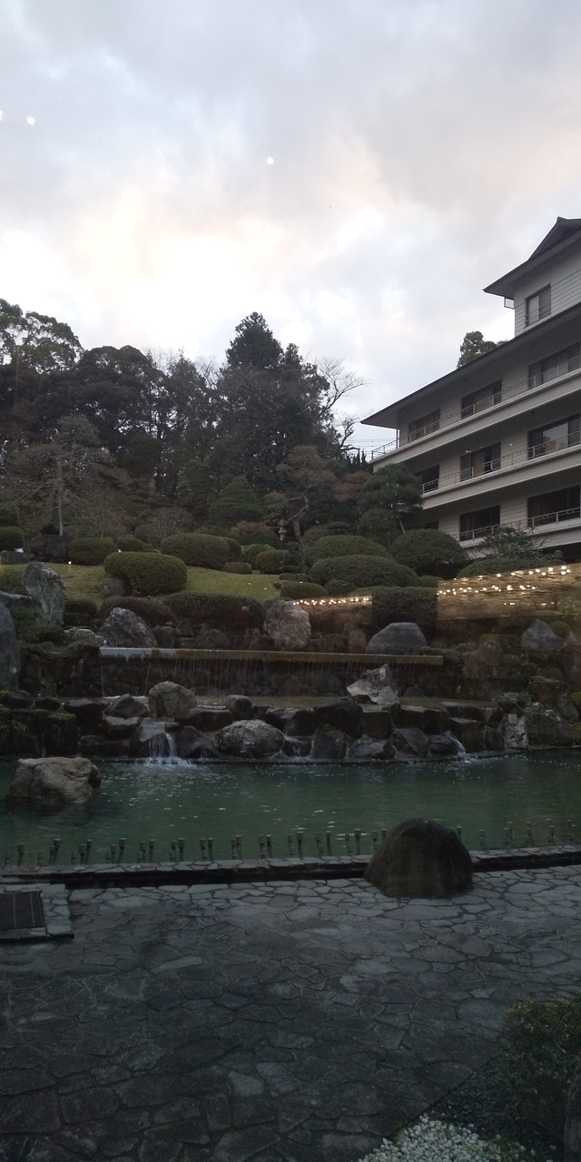 昨日に出雲入りし、出雲大社を参拝、本日は古代出雲博物館を見学しました。<br /><br />14：51に玉造温泉駅に到着し、ホテルまで送迎していただきました。<br /><br />玉造グランドホテル長生閣へ宿泊します。<br />私はマスクできない体質で、事前に玉造温泉複数のホテルに問い合わせたところ、<br />どこも宿泊をお断りされましたが、長生閣だけが、強制ではないのでということで<br />受け入れていただけましたー！！！ありがたい。<br /><br />お出迎えからとても丁寧でフロントスタッフ、ご案内の係の人もとても感じが良かったです。<br />（長生閣はお部屋までのご案内ではなく、エレベーターまでです）<br /><br />色浴衣と一緒にカゴバックもお貸しいただけました！<br />街歩きの際やお風呂に行く際にとても便利でした。<br /><br />お部屋は12帖の和室にベッド2台のお部屋にしましたー<br />一人用のデスクと窓側に椅子2脚とテーブルがありました。<br />お風呂とトイレは多分リニューアルされてないっぽいです。<br />コーヒーとどじょうすくいのお菓子、ミネラルウォーターもありました。<br /><br />とりあえずお部屋で少し休んでから、雨でしたが周辺散策に出かけました。<br />貸していただける傘がとってもかわいいです。<br /><br />長生閣は割と奥の方にあり、恋叶い橋と温泉水をくむところは近かったです。<br />スプレーボトルは200円で購入できます。<br />そして勾玉のモチーフのある橋で写真を撮って、ホテルに戻りました。<br />多分30分位で見終わりました。<br /><br />そしてお風呂へ。<br />長生閣は男女入れ替え制で夕方と朝に違うお風呂が楽しめます。<br />どちらにもメノウ風呂があります。<br /><br />約1時間ゆっくりし、18時から夕食へ。<br /><br />夕食は夕食会場で頂きますが、とても広く、ゆったりしてました。<br />どれもとても美味しく、のどぐろは大きめのサイズで十分な食べ応えでした。<br />のどくろに熱燗さいこー！！！<br /><br />わりとゆっくりなペースだったので20時過ぎにお部屋に戻りました。<br /><br />実は20：40からロビーでプロジェクションマッピング？のようなものが開催されたようですが、<br />お腹いっぱいすぎて忘れてしまい見られず。。<br /><br />翌日7時に起きて、お風呂に入ってから朝食へ。<br />朝食はバイキング形式で、とっても種類豊富でした。<br />パンもありましたが圧倒的に和食です。<br /><br />9：20にチェックアウトし、玉造温泉駅まで送迎していただきました。<br />帰りになんと日本酒とお米のお土産がいただけました（この時期だけかもです）<br /><br />そして、3日目は最終日で、足立美術館のみです。<br /><br />9：48の電車で安来まで行き、安来からは無料の送迎バスで11時に足立美術館につきました。<br />入場料は2300円で縁結びパーフェクトチケットがあると1900円です。<br /><br />チケット購入後に帰りの送迎バスの時間別引換券を取mります。<br />名物の庭はとてもきれいに手入れされていて、圧巻でした。<br />その他の展示物も見ごたえがあります。<br />1時間ほどで見終わったと思い、喫茶室でクリームあんみつとコーヒーを頂いていると、<br />隣の席から新館が。。との声が。<br /><br />新館があるのを知らず、急いで食べて出ました。<br />魚山人館もあり、食器類の展示がありました。<br />新館へは地下通路でつながってるのですが、結構な距離があります。<br />時間がなくほんとにさっとみて、ミュージアムショップでお土産購入しました。<br /><br />13時発の送迎車で安来駅へ。<br />安来駅にも土産物が売ってました。<br /><br />13：50位の電車で松江へ→出雲縁結び空港→16：35発のJALで帰宅しました。<br />松江発出雲空港のバスは現金のみでsuicaは使えませんでした。<br /><br /><br /><br /><br /><br /><br /><br />