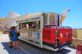 初めてのマルタ 16 (出張のついでに71-3)　"ゴゾ島" を街歩き。移動アイスクリームショップの巨大ソフトクリーム(のディスプレィ）！