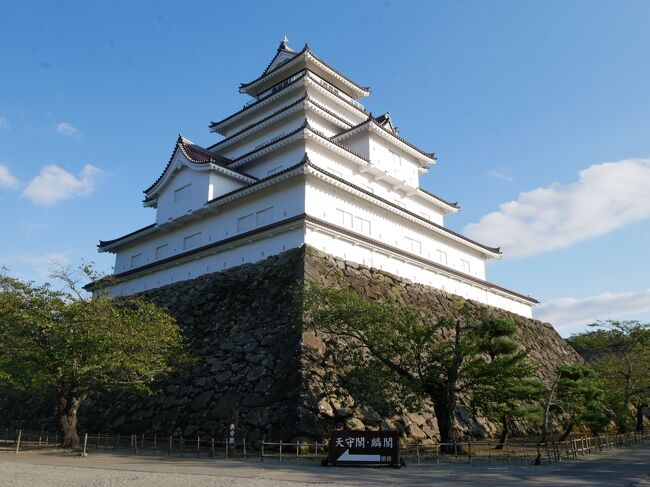 新潟からSLばんえつ物語の乗って3時間ほどで会津若松到着。<br />実はこの東北の旅を思いついた一番のきっかけは「会津若松に行きたい」という思いだった。<br />関西方面からだとアクセスが悪すぎてなかなか来れない会津若松。<br />でも長期の休みであれば他の場所も絡めて行くことができるのでなんとかなる。<br />とはいえ今までは長期の休みは海外旅行に行っていたのでなかなか行く機会がなかった。<br />そういう意味ではコロナ禍のおかげで実現した旅と言えるのかもしれない。<br />会津若松に行きたかった理由は新選組と白虎隊。<br />幕末「負けた側」の会津藩はいろんな意味で虐げられたと思う。<br />そんな時代を耐え抜いた会津藩。<br />正直松平容保以外はあまり知らなかったけど今回の旅でいろいろ勉強になった。<br />そんな待ちに待った会津旅行。<br />サイクリングで観光するつもりだったのが自転車を借りることができないなど急な予定変更はあったけどまぁなんとかなったかな。