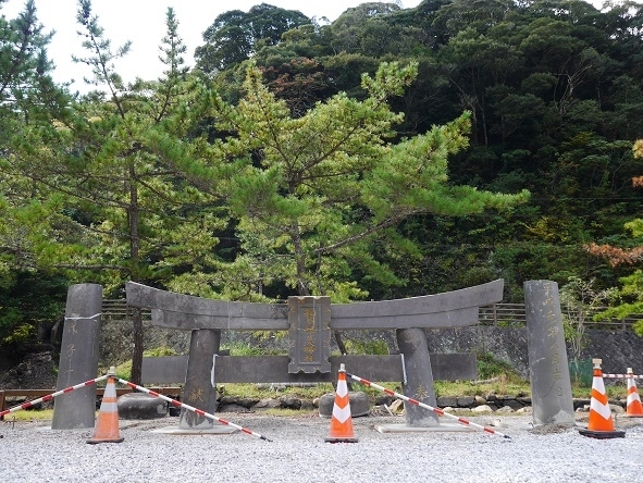 地元を応援!県民割「ふるさとで“心呼吸”の旅キャンペーン」を利用して<br /><br />10月30日(土)~10月31日(日)で対馬に行ってきましたっ♪<br /><br />夏の壱岐旅がお得過ぎて、壱岐旅を申込みした翌日に対馬旅も追加で申込みするという意気込みで♡<br /><br /><br />一昔前まで対馬の「上島」と「下島」は・・・ 総称して対馬と言っていましたが<br /><br />正確には住所表記でいうと「上県郡(カミアガタグン)」と「下県郡(シモアガタグン)」と言っていたのです<br /><br />前編は「旧上県」を中心に⇒https://4travel.jp/travelogue/11722394<br /><br />こちらの後編は「旧下県」を中心にご紹介します