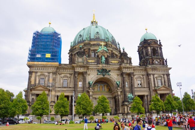 ２０１８年の夏休みはウィーンで美術三昧のあとベルリンを訪問。ベルリンを拠点に美術館や博物館めぐり、ドイツ東部の観光スポットを訪れてみました。ベルリンの博物館巡りのあとはすぐそばにあるベルリン大聖堂を観光しました。この大聖堂は登ることができ、眺めがよいスポットでした。<br />～旅程～　<br />８月１０日（金）　羽田→香港→ウイーン（ウイーン泊）<br />８月１１日（土）　王宮→ヴェルデヴェーレ宮→カールスプラッツ（ウイーン泊）<br />８月１２日（日）　美術史美術館→レオポルド美術館→シェーンブルン宮殿（ウイーン泊）<br />８月１３日（月）　シュテファン寺院→王宮博物館→アルベルティーナ→ベルリン（ベルリン泊）<br />８月１４日（火）　アルテマイスター絵画館→新博物館→旧博物館→大聖堂→ベルリンの壁（ベルリン泊）<br />８月１５日（水）　ドレスデン＆ライプチヒ　日帰り観光（ベルリン泊）<br />８月１６日（木）　ベルガモン博物館→ナショナルギャラリー→市内散策（ベルリン泊）<br />８月１７日（金）　ベルリン→フランクフルト（機中泊）<br />８月１８日（土）　関西空港着（日本帰国）