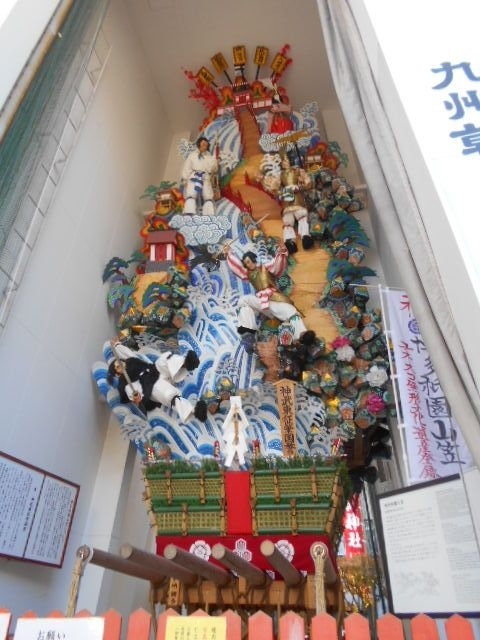 写真は博多の櫛田神社に奉納されている巨大な祇園山山笠です。<br />これを人が担ぐ姿を想像するだけでもワクワクしてきます。<br /><br />有名な博多大仏が鎮座する東長寺を訪れた時、<br />たまたま行き合わせた観光ボランティアの方に山笠について<br />教えていただきました。<br />「少しのことにも、先達はあらまほしき事なり」という言葉が<br />吉田兼好の『徒然草』第52段は「仁和寺にある法師」にありますが<br />その通りだと思います。<br /><br />今日は今回の旅の観光最終日です。<br />午前中は太宰府天満宮を訪ね、<br />午後からは博多の旧市街を中心に歩いて観光をする予定です。<br />私たちの旅にしてはオーソドックスな観光旅行となります。<br />それでも貴重な出逢いがありました。<br />次のブログで報告いたします。<br /><br />＜旅のスケジュール＞<br /><br />2021年12月6日　月曜日<br />ホテルWBFグランデ博多　￥6,314　ブッフェ朝食付<br />門司港など観光して小倉から博多へ新幹線自由席　<br />JR西なびグリーンパス最終日5日目の乗車<br /><br />2021/12/07 (火) ピーチ航空　MM524便<br />（二人合計）￥15,900　手数料一人600円含む<br />地下鉄で福岡空港へ移動　ｊｒのスイカが使えた。<br />福岡 12:55　東京（成田） 15:00　ピーチ航空MM524便<br />着陸してバスで到着口へ結構歩いて出口へ。<br />15:48空港第２ビル(鉄道)京成本線快速・三崎口行<br />3番線 成田15:55着乗り換え16:03発京成成田快速特急・京成上野行<br />一週間の旅行が終わります。<br /><br /><br /><br />