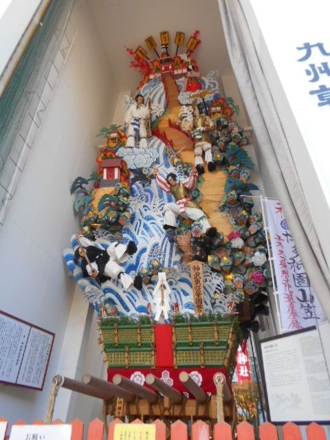 写真は博多の櫛田神社に奉納されている巨大な祇園山山笠です。<br />これを人が担ぐ姿を想像するだけでもワクワクしてきます。<br /><br />有名な博多大仏が鎮座する東長寺を訪れた時、<br />たまたま行き合わせた観光ボランティアの方に山笠について<br />教えていただきました。<br />「少しのことにも、先達はあらまほしき事なり」という言葉が<br />吉田兼好の『徒然草』第52段は「仁和寺にある法師」にありますが<br />その通りだと思います。<br /><br />今日は今回の旅の観光最終日です。<br />午前中は太宰府天満宮を訪ね、<br />午後からは博多の旧市街を中心に歩いて観光をする予定です。<br />私たちの旅にしてはオーソドックスな観光旅行となります。<br />それでも貴重な出逢いがありました。<br />次のブログで報告いたします。<br /><br /><旅のスケジュール><br /><br />2021年12月6日 月曜日<br />ホテルWBFグランデ博多 ¥6,314 ブッフェ朝食付<br />門司港など観光して小倉から博多へ新幹線自由席 <br />JR西なびグリーンパス最終日5日目の乗車<br /><br />2021/12/07 (火) ピーチ航空 MM524便<br />(二人合計)¥15,900 手数料一人600円含む<br />地下鉄で福岡空港へ移動 jrのスイカが使えた。<br />福岡 12:55 東京(成田) 15:00 ピーチ航空MM524便<br />着陸してバスで到着口へ結構歩いて出口へ。<br />15:48空港第2ビル(鉄道)京成本線快速・三崎口行<br />3番線 成田15:55着乗り換え16:03発京成成田快速特急・京成上野行<br />一週間の旅行が終わります。<br /><br /><br /><br />
