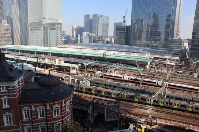 東京中央郵便局は、日本建築の柱梁構造を思い起こさせるモダニズム建築の名作として昭和6年(1931)に竣工しています。洋式建築の縦長窓が主流だった当時、大きな開口部や横につながる窓は驚きをもって迎えられました。解体が決定していましたが、部分的に保存・再生され、平成24年(2012)に「JPタワー」の一部として公開されました。<br /><br />「KITTE（キッテ、現在の東京中央郵便局）」は、旧東京中央郵便局の局舎を一部保存・再生し建築された商業施設で、地下1階から地上6階まで7つのフロアには、話題の飲食店や日本ならではの美意識を感じさせるものを扱う選りすぐりのショップが集います。ヒト・モノ・コトとの出会いをつなげ、たくさんの「ワクワク」を届けています。<br /><br />明治中期に新橋と上野を結ぶ高架鉄道の建設が立案され、明治後期より、その新線と「中央停車場」の建設が始まり、大正3年(1914)に辰野金吾が設計した「東京駅」が開業しています。東京駅は太平洋戦争で被災し、戦後、「丸の内駅舎」は階数を減らして復興されていましたが、平成24年(2012)、開業当時の姿に復元されました。<br /><br />東京駅の保存・復元工事は、平成19年(2007)より始められ、平成24年(2012)に完了、美しい赤煉瓦造りの姿が見事に再現されました。最新鋭の高層ビルではなく、創建当時の外観を忠実に再現した3階建ての建築は、伝統工法と最新技術とを駆使して造られました。 特に戦災で失われたドーム部分の復元は、大きな話題となりました。