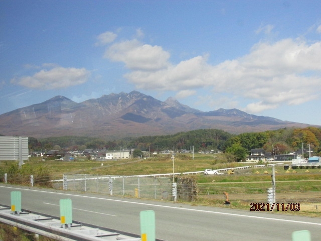 過去数年、過年度の信州紅葉狩りは、友人との温泉ドライブ旅行で、高速道はいつも上越道を使っていた。八ヶ岳の北側の小諸とか上田方面だ。中央高速で、このコースを走るのは久しぶりだ。以前白州に別荘地を持っていて、以前はこの中央高速を通って韮崎まで来ていたが、それももう２０年以上も前のことで、妻が病気になり、子供たちも大きくなり、もう全く来なくなった。その土地も３年前に六分の一の値段で処分した。<br /><br />その頃、八ヶ岳の周辺、清里とか野辺山、白駒湖辺りはドライブし、妻が病気になって以降は、一人でこの八ヶ岳を縦走したこともあった。八ヶ岳は名前の通り、８つの峰、ピークからなっていて、清里に近い編笠山から登って、最高峰、赤岳山頂傍の山小屋に泊まり、眼下の甲府盆地のまばゆい明かりを眺め、翌日は硫黄岳を経由して美濃戸口まで下ったこともあった。今バスの右手に見える峰々は懐かしい思い出の山だ。最高峰赤岳は３０００ｍに１００ｍ程足りない高峰で、３０００ｍ級の山に登ったのは、これが最初だったと思う。記録を辿れば、この山に登ったのは２００１年の９月のことで、赤岳山頂から眺めた当時の俳句が残っている。<br />「赤岳の　峰の正面　茜富士」。（２８９９ｍ）<br /><br />日本国が経済的舵取りに失敗し、この３０年間、国民の所得は据え置かれ、３０年前に夢見た老後の優雅な別荘暮らしの夢も敢え無く破れ、今はしがない年金暮らしで、こうして見知らぬ人との団体バスツアーに参加しているが、これが元元の自分の姿で、元の形に戻ったと思えば、何も悔やむことは無い。<br /><br />中央高速は韮崎の先の茅野で下車し、今日最初の訪問地御射鹿池に向かう。茅野の集落を通り抜け、原村の高原耕作地を通り抜け、山に入る。八ヶ岳の西の端辺りで、多分、尖り石遺跡に近い辺りだろう。道路は観光用に造成され、目的地に近づくにつれ、両側には紅葉が見えて来る。１１月最初の週、丁度良い季節にやってきた。