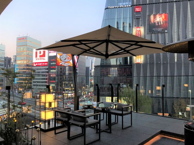 ◇ 東京・西新宿『Hilton Tokyo』<br /><br />『ヒルトン東京』へ遊びに行きます♪<br /><br />◆ 東京・西新宿『ヒルトン東京』1F【ショコラブティック】<br /><br />毎年、このシーズンはクリマスマーケット風の飾り付けで楽しい雰囲気♪<br /><br />◆ 東京・西新宿『ヒルトン東京』1F【マーブルラウンジ】<br /><br />〇 「King&Queenのクリスマス」スイーツ&ランチビュッフェが開催中!<br /><br />クリスマスデコレーションとイルミネーションで華やかに装う<br />「マーブルラウンジ」では、今年も11月12日(金)より<br />「King & Queenのクリスマス」をテーマに贈るスイーツ&ランチビュッフェを<br />開催します。<br />7メートルのクリスマスツリーのもとで楽しむ20種類のクリスマス・スイーツと<br />「ロースト・トリュフチキン」など10種類のお食事をご提供いたします。<br /><br /><期間><br />2021年11月12日(金)~12月27日(月)<br /><br />〇 フレッシュ苺&30種類のいちごスイーツお好きなだけ!<br />「ストロベリー・ブーケトス」スイーツビュッフェが開催予定!<br /><br />毎年恒例のいちごの祭典が今年も12月28日(火)より始まります。<br />彩あざやかなブーケで華やかに装った店内で、30種類もの<br />いちごスイーツやフレッシュ苺をお好きなだけお楽しみいただけます。<br /><br /><期間><br />2021年12月28日(火)~2022年2月28日(月)<br />1/1と1/2を除く<br /><br />◆ 東京・西新宿『ヒルトン東京』2F【バー&ラウンジZATTA】<br /><br />バー&ラウンジZATTAでは、11月12日(金)より、パン尽くしのアフタヌーンティー<br />「クリスマス プティ・ブーランジェリー」を開催します。<br />様々なパン、スープ、サラダとヒルトンスイーツもセットになり、<br />ドリンクはプレミアムティーブランドART OF TEAの紅茶を含む全20種類をご用意。<br />アフタヌーンティーとしてはもちろん、ランチや早めのディナーにもおすすめです。<br /><br />◆ 『ヒルトン東京』2F 中国料理【王朝】でランチブッフェをいただきます♪<br /><br />〇 「妃たちのチャイニーズ・アフタヌーンティー」<br />楊貴妃と西太后着想 アフタヌーンティー仕立ての前菜&点心ランチ<br /><br />平日 お一人様 5,300円 / お子様 3,200円<br />土日祝日 お一人様 5,600円 / お子様 3,200円<br /><br />HPCJでここから10%オフになりました。<br /><br />傾国の美女として知られる「楊貴妃」と中国三大悪女の一人「西太后」をイメージした<br />「王朝」料理長柳谷による前菜、スープ、肉料理からなる<br />10種類のシェフズ・スペシャル、更に食べ放題でご用意する<br />点心と、食後のデザートをセットにした新ランチプランをお楽しみいただけます。<br /><br />点心は、出来立て熱々をワゴンやオーダー制にてお席までお届けします。<br />「海老蒸し餃子」や「春巻」など、お好きな物をお好きなだけどうぞ。<br /><br /><お食事><br />〇 季節のサラダ ライチドレッシング<br />〇 真珠粉入り紫芋のスープ<br />〇 蒸し鶏 胡桃・胡麻ソース掛け<br />〇 ウズラの卵の皮蛋 油淋ソース<br />〇 鮑、蟹肉、ジャガイモの揚げ物<br />〇 手羽先の唐揚げ<br />〇 豚バラ肉の湯引き ガーリックソース<br />〇 燻製鴨ロースとライチ バルサミコソース<br />〇 白木耳、木耳、蟹肉の和え物<br />〇 竹炭麺の塩玉子ソース カルボナーラ風<br /><br /><点心食べ放題><br />〇 海老蒸し餃子<br />〇 海老入りポーク焼売<br />〇 小貝柱、イカ、魚入り紫皮の蒸し餃子<br />〇 XO醤入り海鮮花焼売<br />〇 叉焼入り饅頭<br />〇 海老団子のクルトン揚げ<br />〇 海老入り揚げ餃子<br />〇 春巻<br />〇 海鮮ライスペーパー巻揚げ<br />〇 ニラ焼き餃子<br /><br /><4種デザートプレート><br />〇 ライチシャーベット<br />〇 ハス茶ゼリー<br />〇 カボチャタルト<br />〇 カスタード餡入り白玉団子<br /><br />〇 チャイニーズアフタヌーンティー「シノワ・ルージュ」が開催予定!<br /><br />フレッシュ苺とアツアツ点心をお好きなだけ!<br /><br />中国料理「王朝」では12月28日(火)より、「王朝」料理長 柳谷による<br />前菜、スープ、肉・魚料理からなる8種類のシェフズ・スペシャルと、<br />食べ放題でご用意する点心とフレッシュ苺、さらに苺をふんだんに用いた<br />王朝特製4種の苺デザートプレートをセットにした新ランチプランを<br />お楽しみいただけます。<br /><br /><期間><br />2021年12月28日(火)~<br /><br />◆ 東京・新宿『新宿ミロード』7F【SEVENTEEN CAFE】<br /><br />◆ 東京・新宿東口【カフェ リトルパステト】がオープン!<br /><br />◆ 東京・新宿東口【喫茶 パステト produced by 猿田彦珈琲】がオープン!<br /><br />◆ 東京・有楽町『The Peninsula Tokyo』1F【ザ・ロビー】<br /><br />『ザ・ペニンシュラ東京』のロビーフロアにあるクリスマスツリー☆彡<br /><br />◆ 東京・有楽町『The Peninsula Tokyo』B1F<br /><br />『ザ・ペニンシュラ東京』の【ザ・ペニンシュラ ブティック&カフェ】<br /><br />ホテルオリジナルグッズやXマスギフトが並びます♪<br /><br />※カフェは当面休業いたします。<br /><br />◆ 東京・有楽町『THE GATE HOTEL TOKYO by HULIC』4F【Lobby Lounge】<br /><br />『ザ・ゲートホテル東京 by HULIC』の【ロビーラウンジ】のクリスマスツリー☆彡<br />テラスで数寄屋橋交差点を見下ろしながらロゼスパークリングワインで乾杯♪<br /><br />◆ 東京・有楽町『THE GATE HOTEL TOKYO by HULIC』4F<br />【Anchor Tokyo】<br /><br />レストラン【アンカートウキョウ】<br /><br />◇ 東京・銀座「Cartier」<br /><br />「カルティエ 銀座ブティック」のクリスマスツリー☆彡<br /><br />◇ 東京・銀座【GINZA 456 Created by KDDI】のクリスマスツリー☆彡<br /><br />◇ 東京・銀座【WAKO】<br /><br />【銀座・和光】のウインドウディスプレイ<br /><br />◇ 東京・有楽町『TOKYU PLAZA GINZA』<br /><br />複合商業施設『東急プラザ銀座』を渡った場所にあった『Ginza Sony Park』は<br />工事期間に入りました。