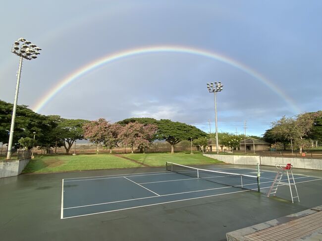 今日は朝早くからWaikele Premium Outlet近くのCORP（Central Oahu Regional Park）へ行きました。<br /><br />かなり広い敷地で、サッカーができたり、テニスコートやプールもあって、スポーツのイベントが行われることも多いですね。<br /><br />表紙の写真は別日のものですが、薄っすらとダブルレインボーが見られました。<br /><br />この日は夕方までCORPに居たのでアウトレットにも行くことができませんでした。<br /><br />ホテルに着いた時間は暗くなり始めていたでしたので、とりあえず夕食を食べに徒歩でワイキキに向かいましたが、お目当ての丸亀うどんは長蛇の列で断念し、ロイヤルハワイアンセンターのフードコートにある大好きなステーキ屋さん（Champions）でテイクアウトしてホテルまで戻りました。<br /><br />翌日も朝早いため早めに就寝しました。